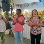 Os aniversariantes do mês Célia Queiroz, Lúcia Santos e André Luiz cantaram parabéns em ritmo junino.