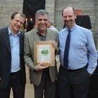 José Medrado entre o presidente da Sociedade Israelita da Bahia, Luciano Fingergut, e o Rabino Uri Lam.