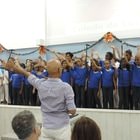 Crianças do Coral Infantil da Cidade da luz e o Coral Raio de sol cantam juntos em homenagem aos convidados da noite.